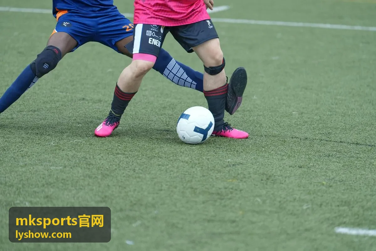 MKSPORTS官网交付工程师在场馆调试运动装备与运营系统